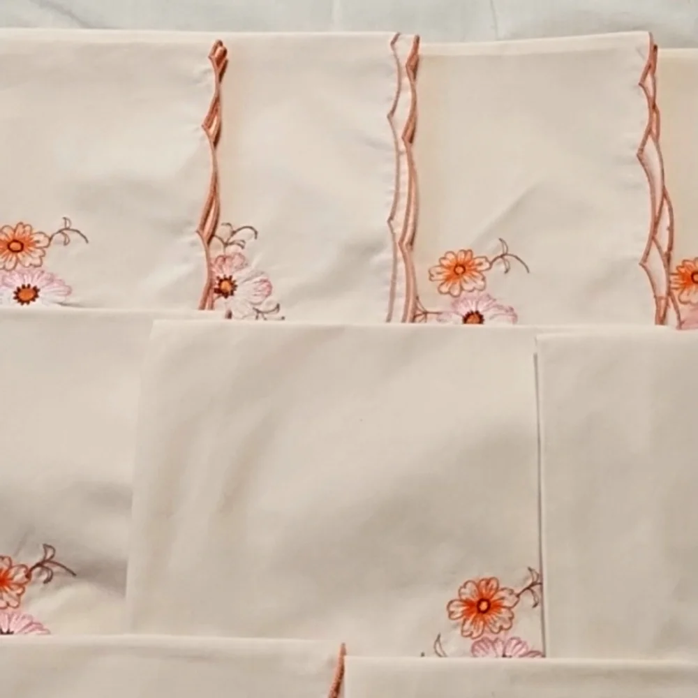 Vintage Beautiful  Tablecloths and 12 napkins.   Oval. SIZE …